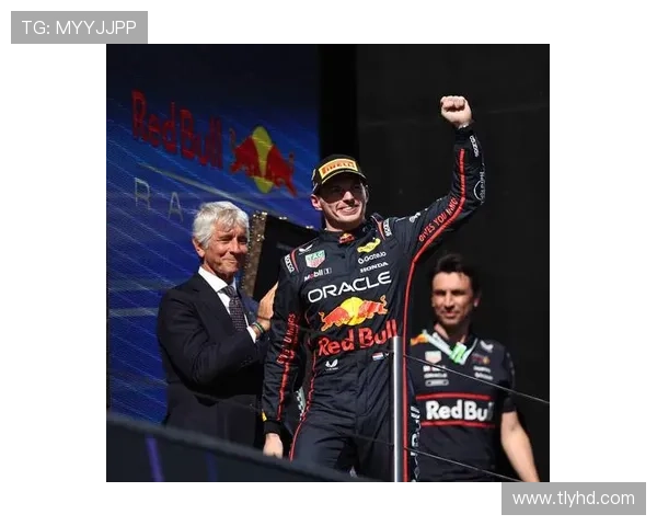 F1赛季最新动态：红牛车队领跑，汉密尔顿与维斯塔潘争夺冠军地位